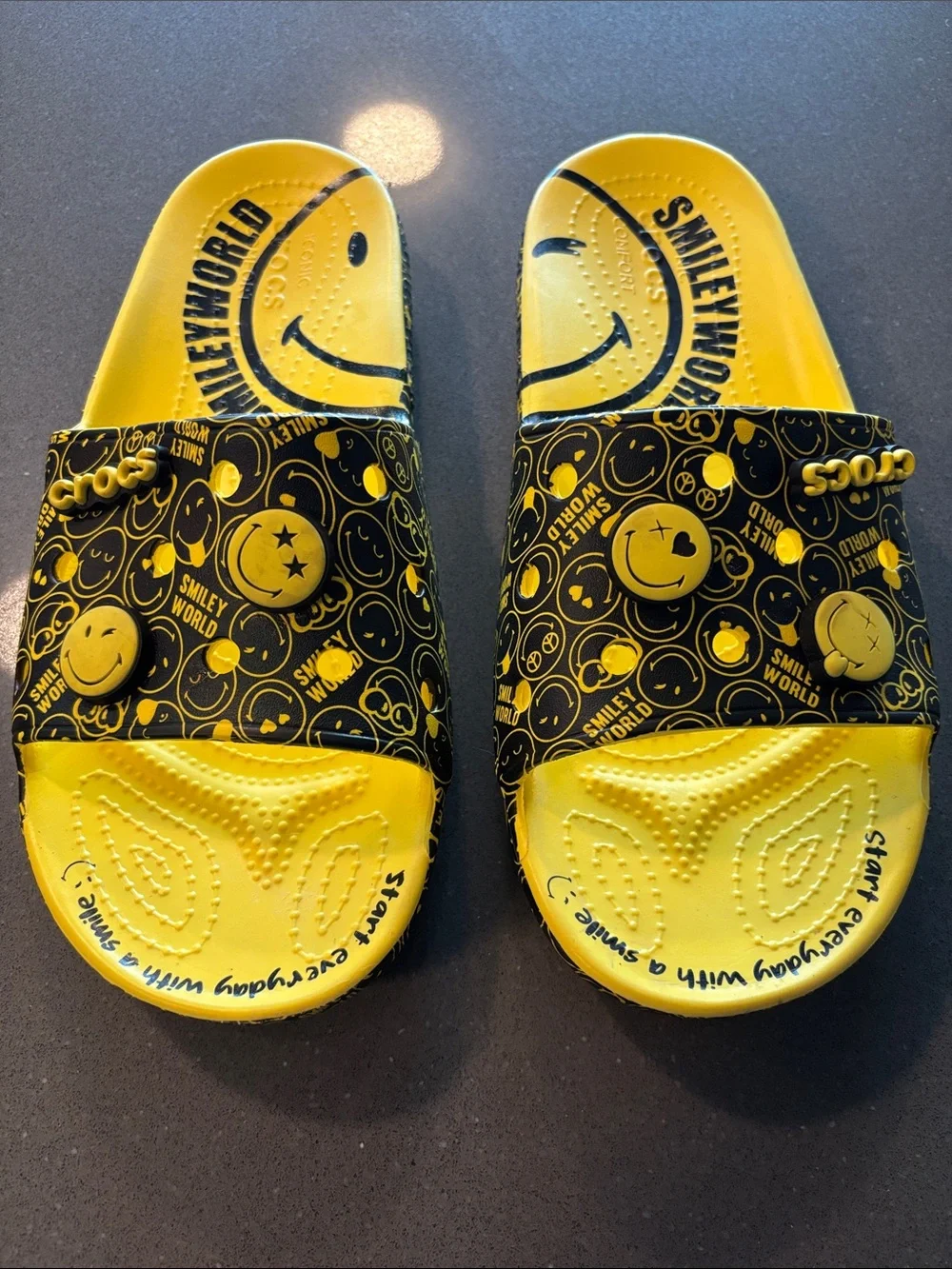 Crocs x SmileyWorld Slide Sandal – Unisex (Size 10)